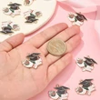 Kép 2/7 - Ballagási kalap virágokkal zománcozott fityegő (25x29x1mm)