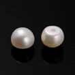 Kép 1/2 - 2db Fehér Valódi kagyló gyöngy félig fúrt (5~5.5x4mm)