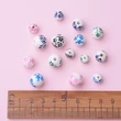 Kép 5/5 - Virág mintás porcelán gyöngyök vegyesen dobozban (8-12mm)/140db