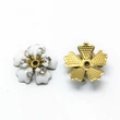 Kép 1/2 - 2db fehér zománcozott strasszos virág alakú gyöngykupak (15x15mm)
