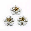 Kép 2/2 - 2db fehér zománcozott strasszos virág alakú gyöngykupak (15x15mm)