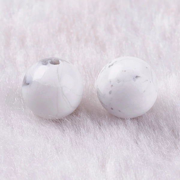 Howlit félig fúrt ásványgyöngy (8mm)/1db
