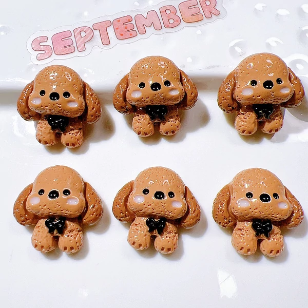 Kutya alakú, barna színű műgyanta kaboson  (22x24mm)