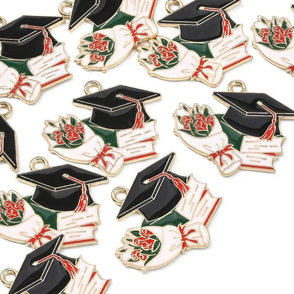 Ballagási kalap virágokkal zománcozott fityegő (25x29x1mm)