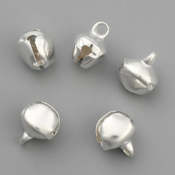 10db karácsonyi ezüst színű csengettyű fityegő (12x10mm) 10db karácsonyi ezüst színű csengettyű fityegő (12x10mm)