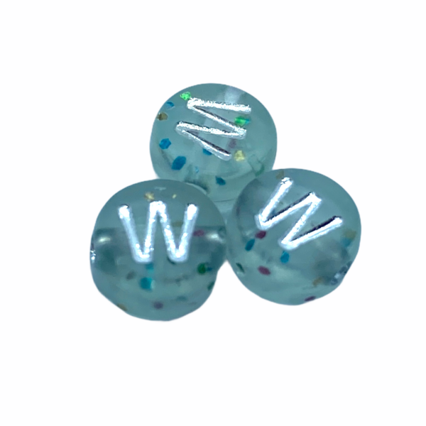 Műanyag glitterrel díszített kör "W" betűgyöngy (7mm)