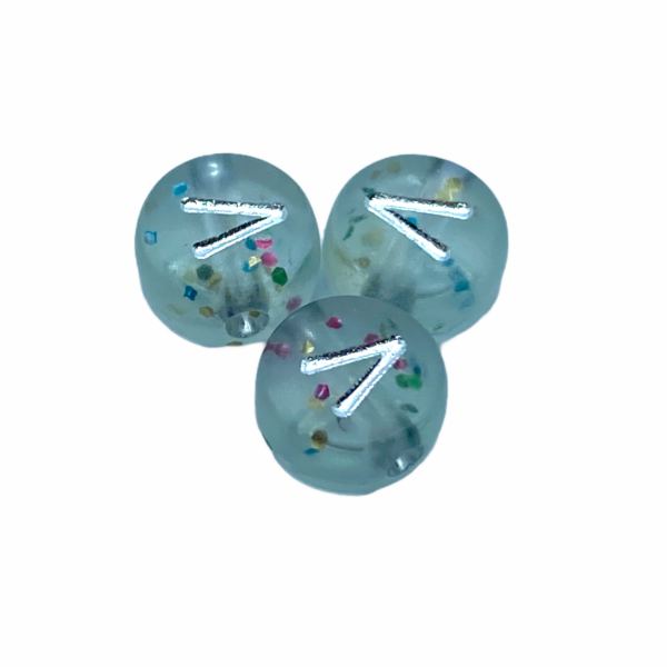 Műanyag glitterrel díszített kör "V" betűgyöngy (7mm)