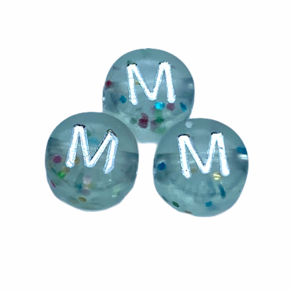 Műanyag glitterrel díszített kör "M" betűgyöngy (7mm)