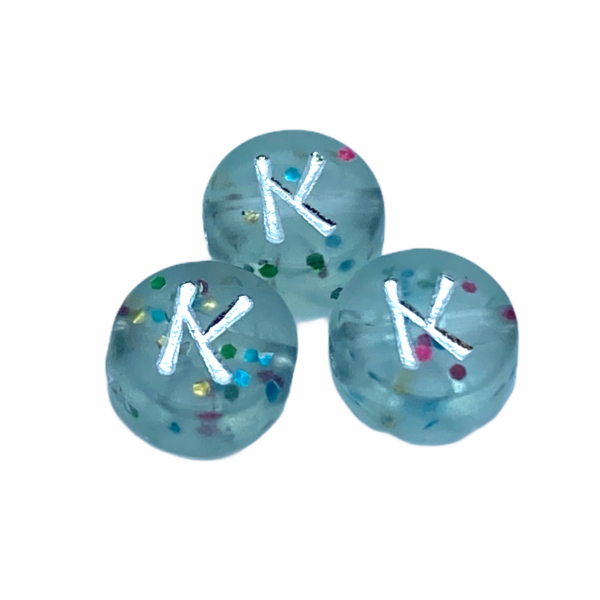 Műanyag glitterrel díszített kör "K" betűgyöngy (7mm)