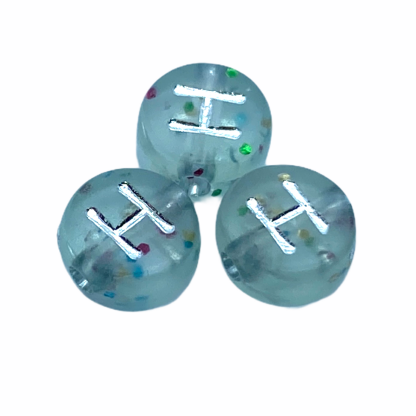 Műanyag glitterrel díszített kör "H" betűgyöngy (7mm)