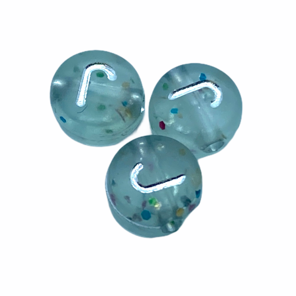 Műanyag glitterrel díszített kör "J" betűgyöngy (7mm)