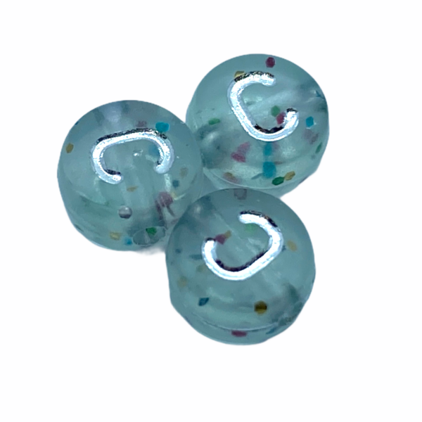 Műanyag glitterrel díszített kör "C" betűgyöngy (7mm)