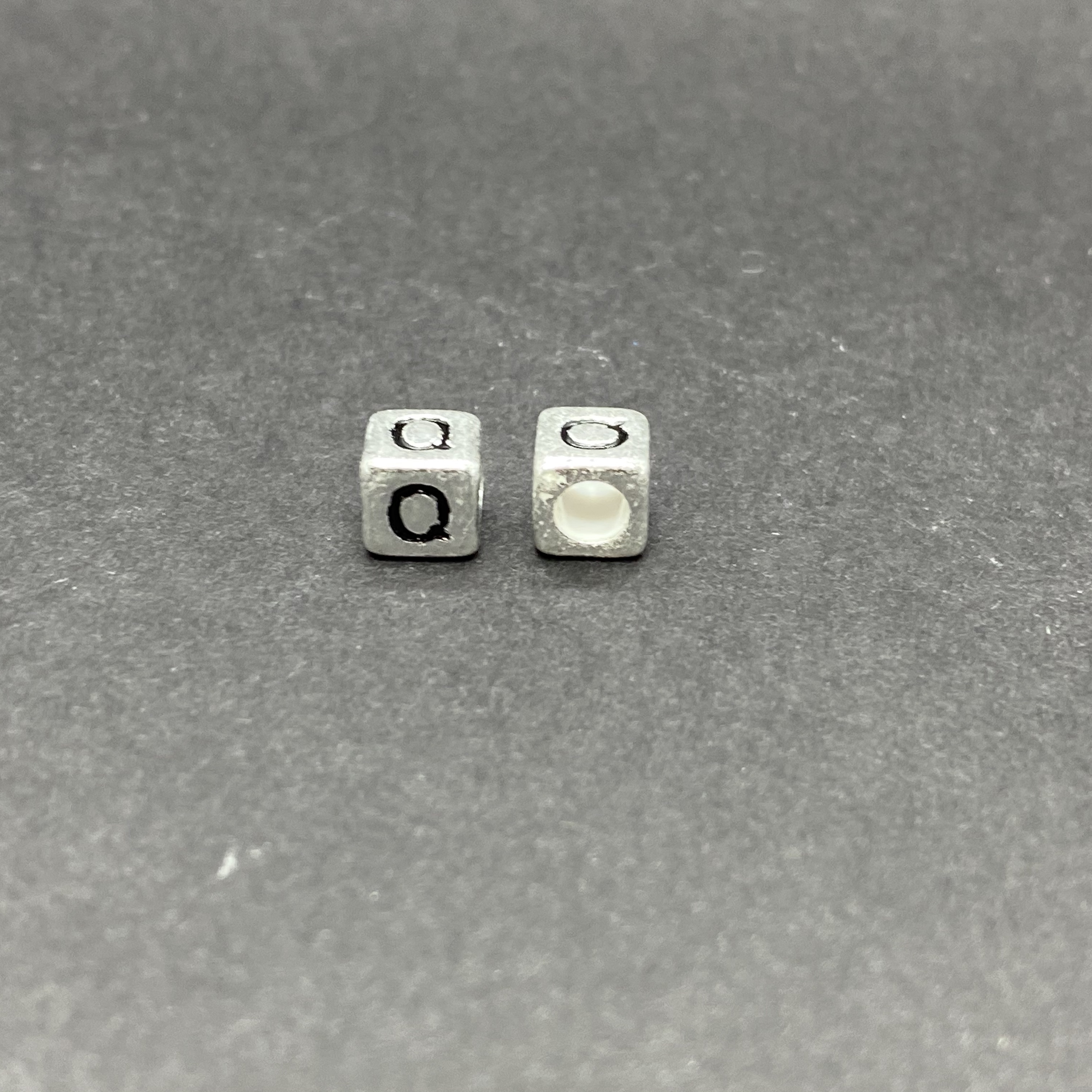 Műanyag ezüst színű q betűgyöngy (6mm)