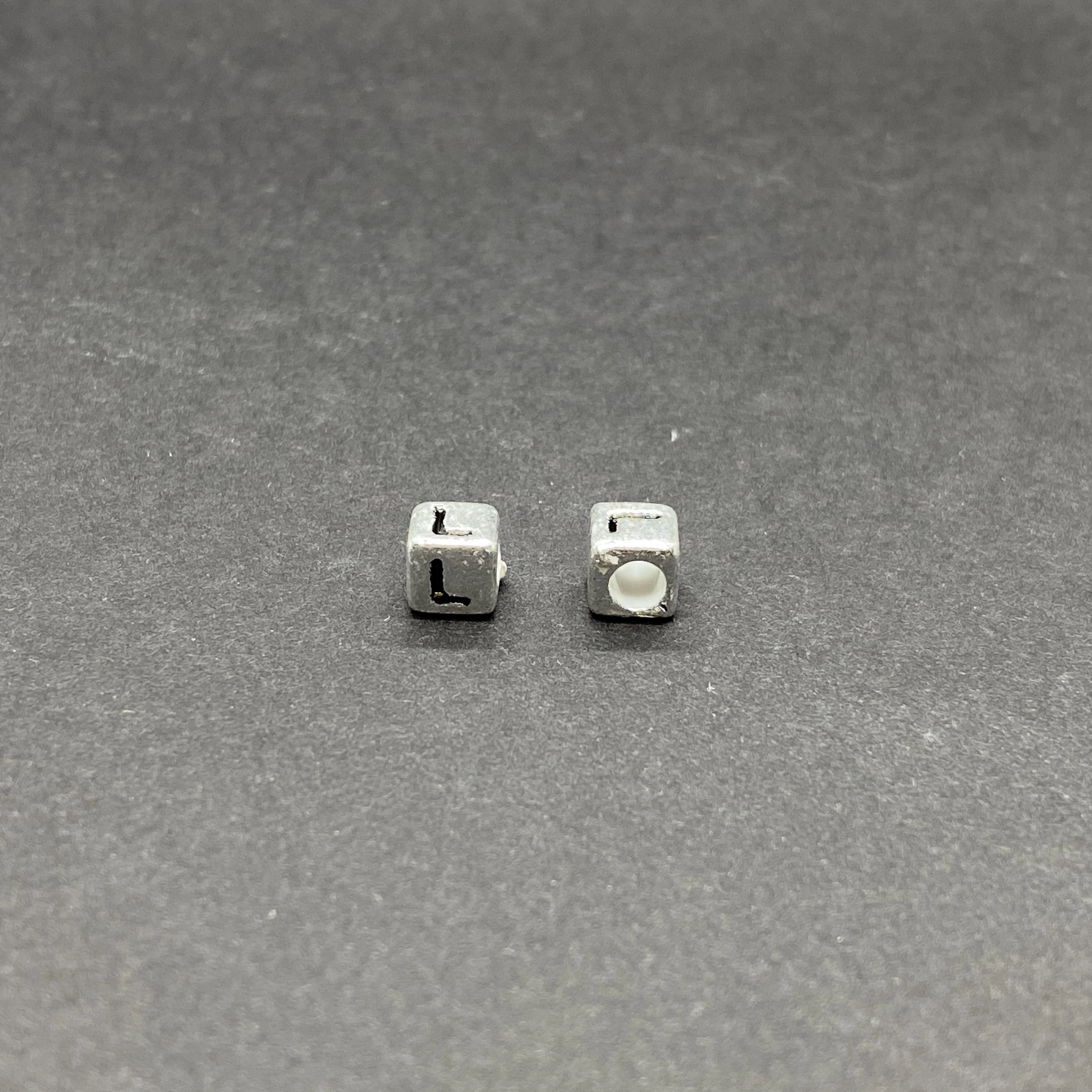 Műanyag ezüst színű l betűgyöngy (6mm)
