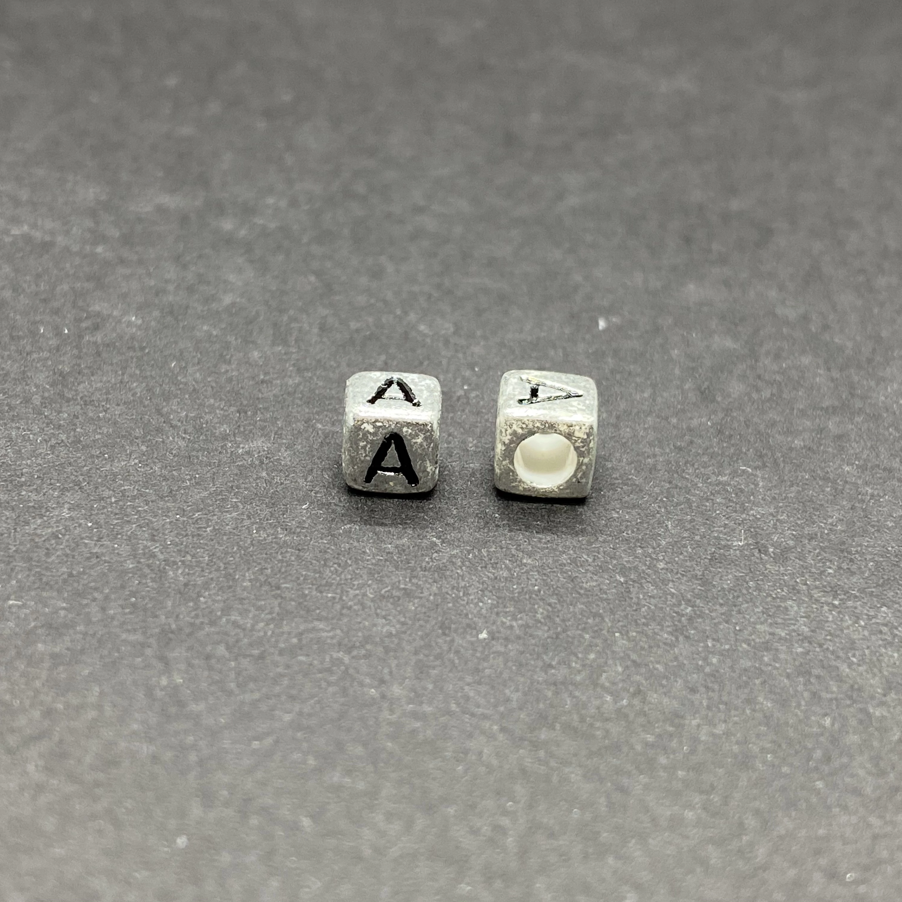 Műanyag ezüst színű a betűgyöngy (6mm)