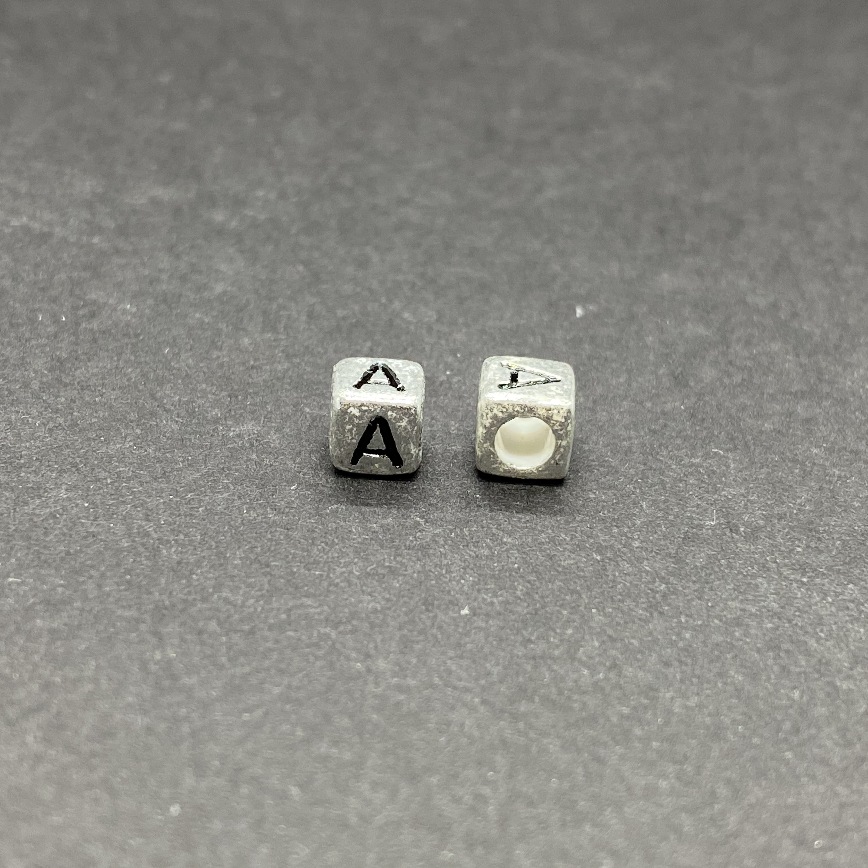 Műanyag ezüst színű a betűgyöngy (6mm)