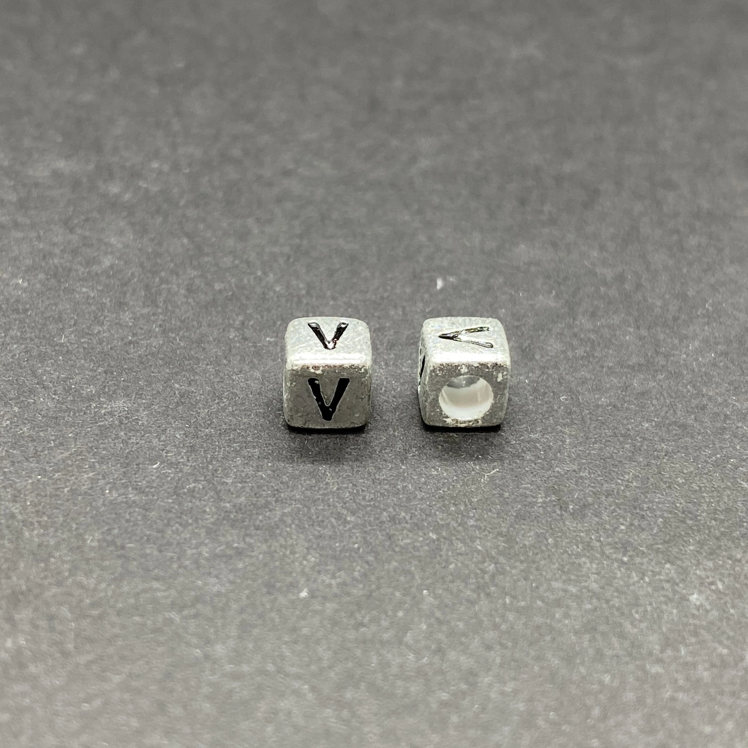 Műanyag ezüst színű v betűgyöngy (6mm)
