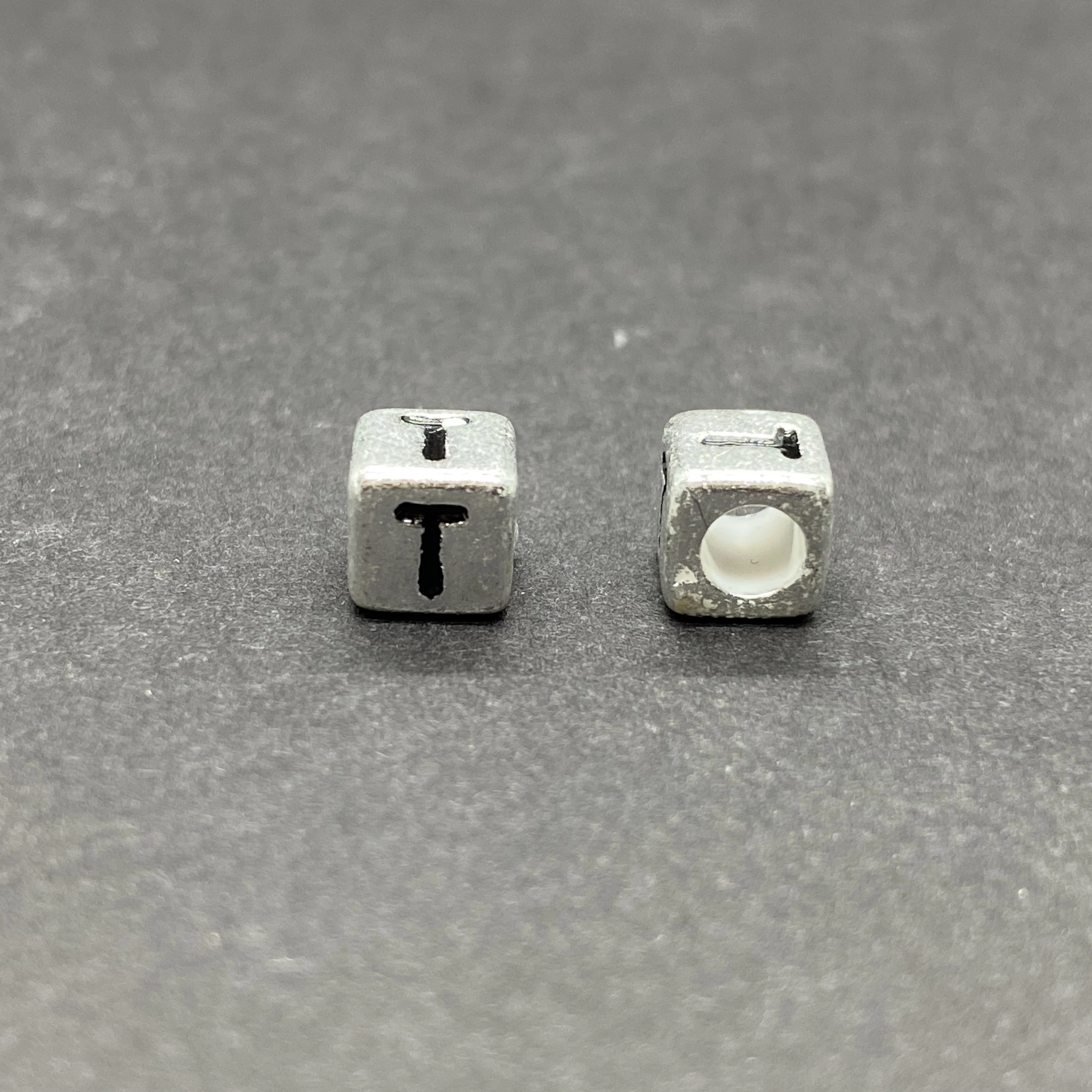 Műanyag ezüst színű t betűgyöngy (6mm)