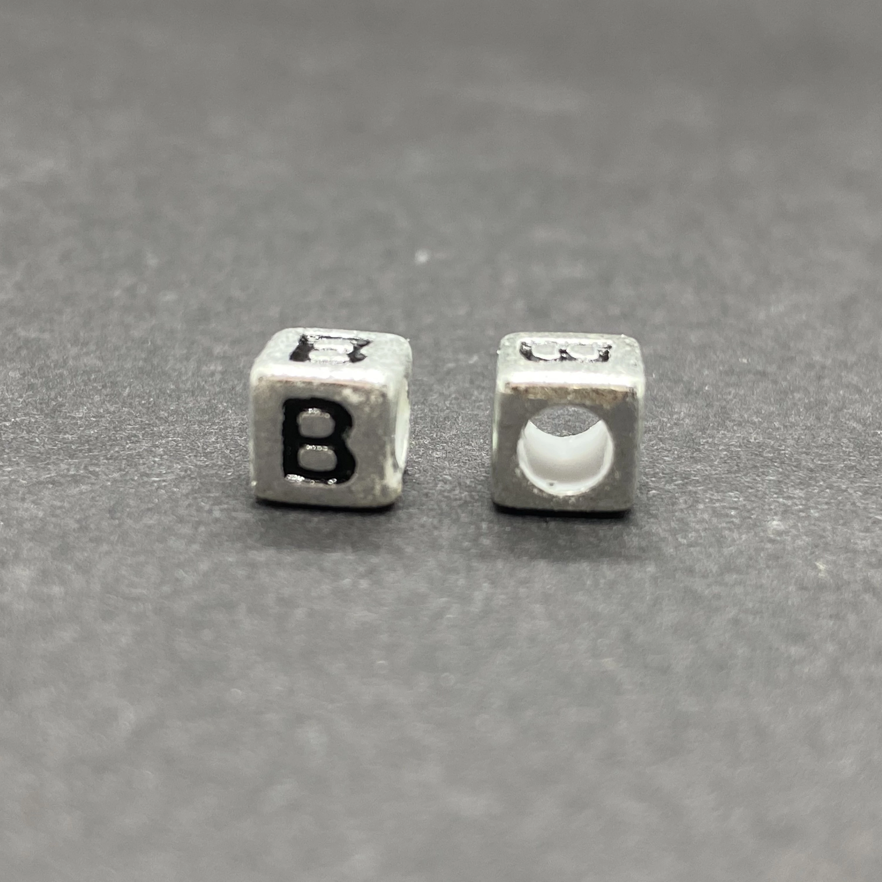 Műanyag ezüst színű b betűgyöngy (6mm)