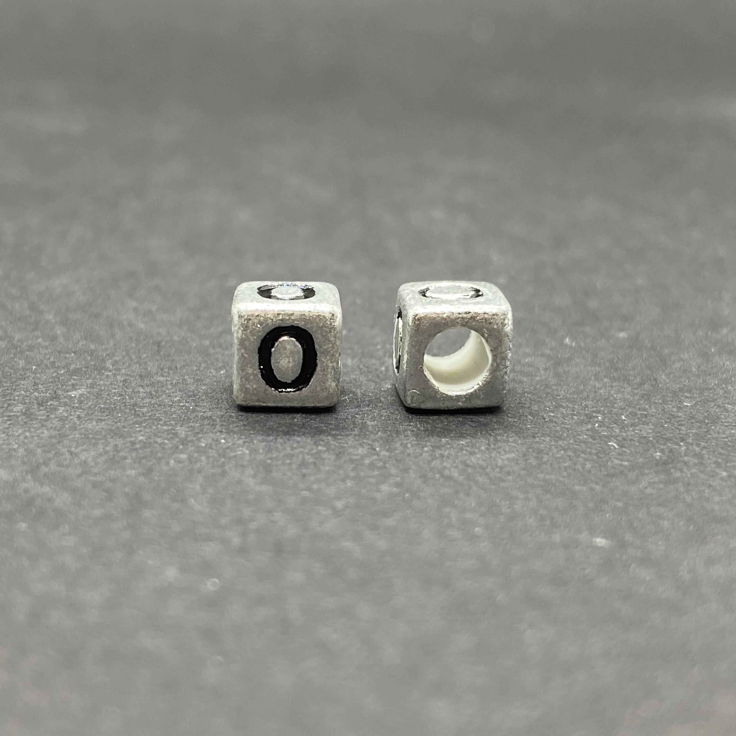 Műanyag ezüst színű o betűgyöngy (6mm)