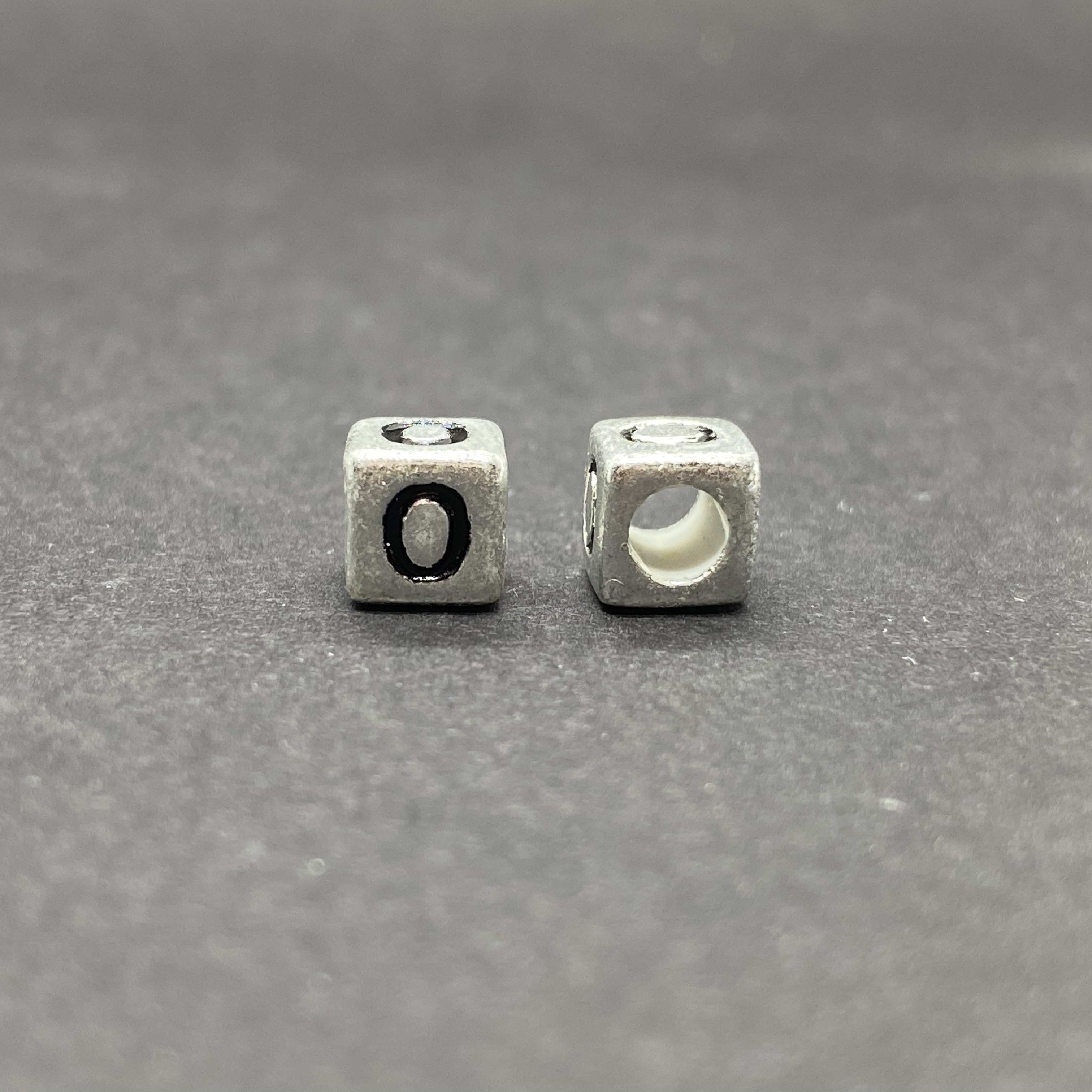 Műanyag ezüst színű o betűgyöngy (6mm)