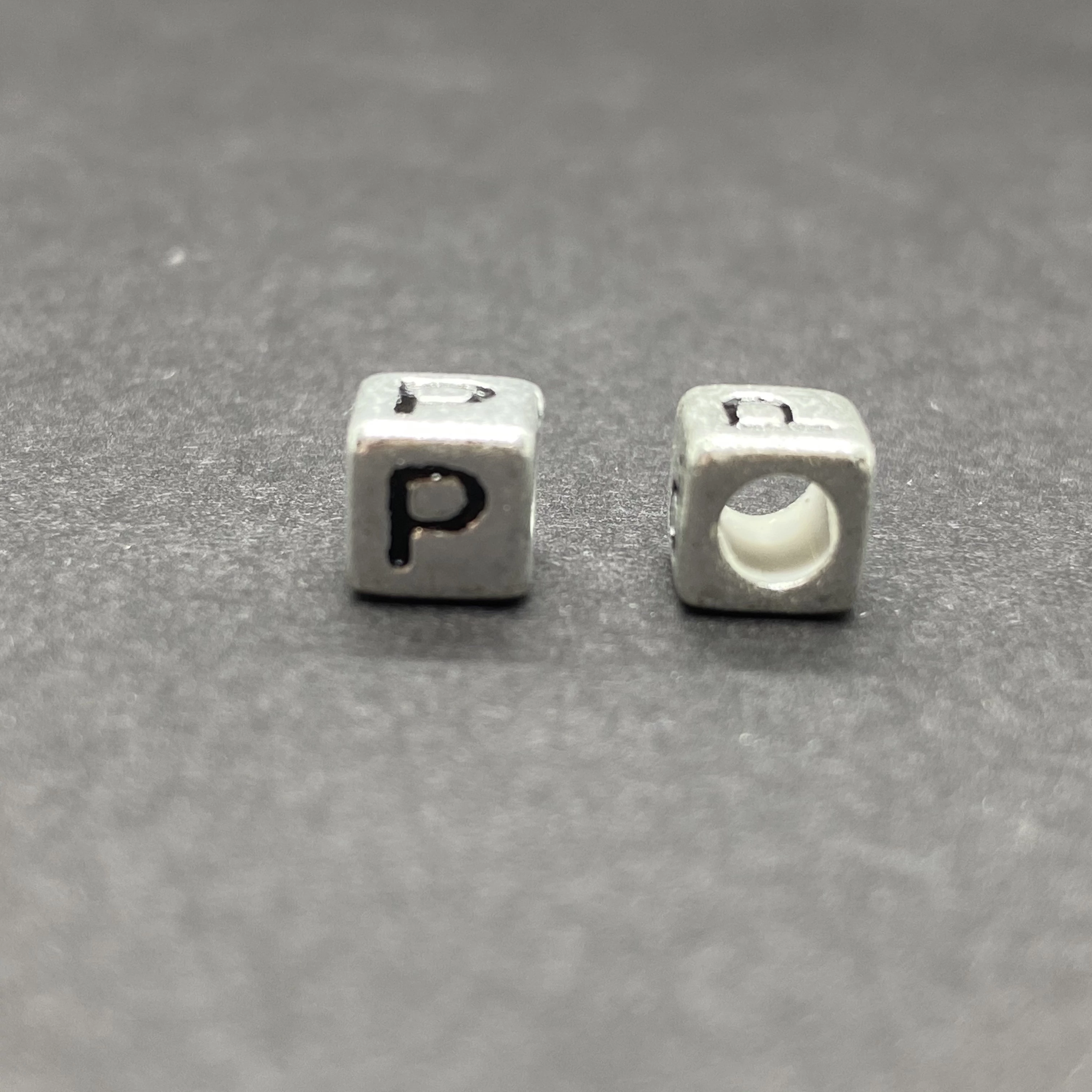 Műanyag ezüst színű p betűgyöngy (6mm)