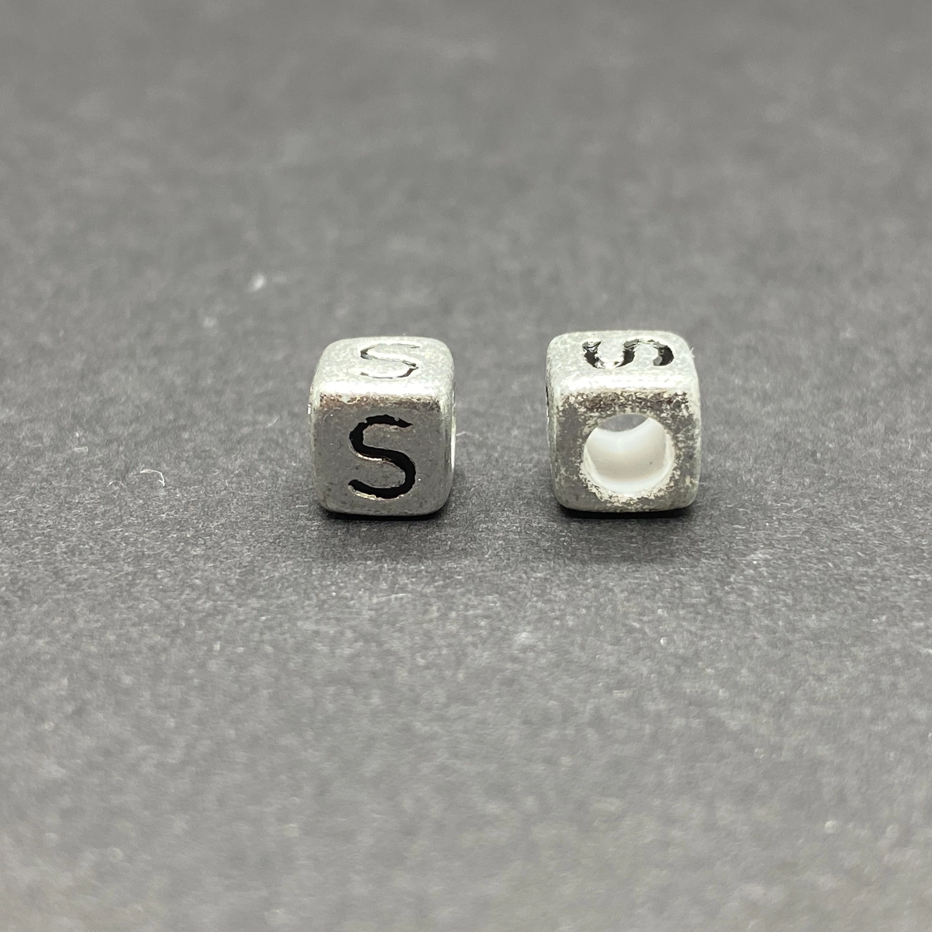 Műanyag ezüst színű s betűgyöngy (6mm)