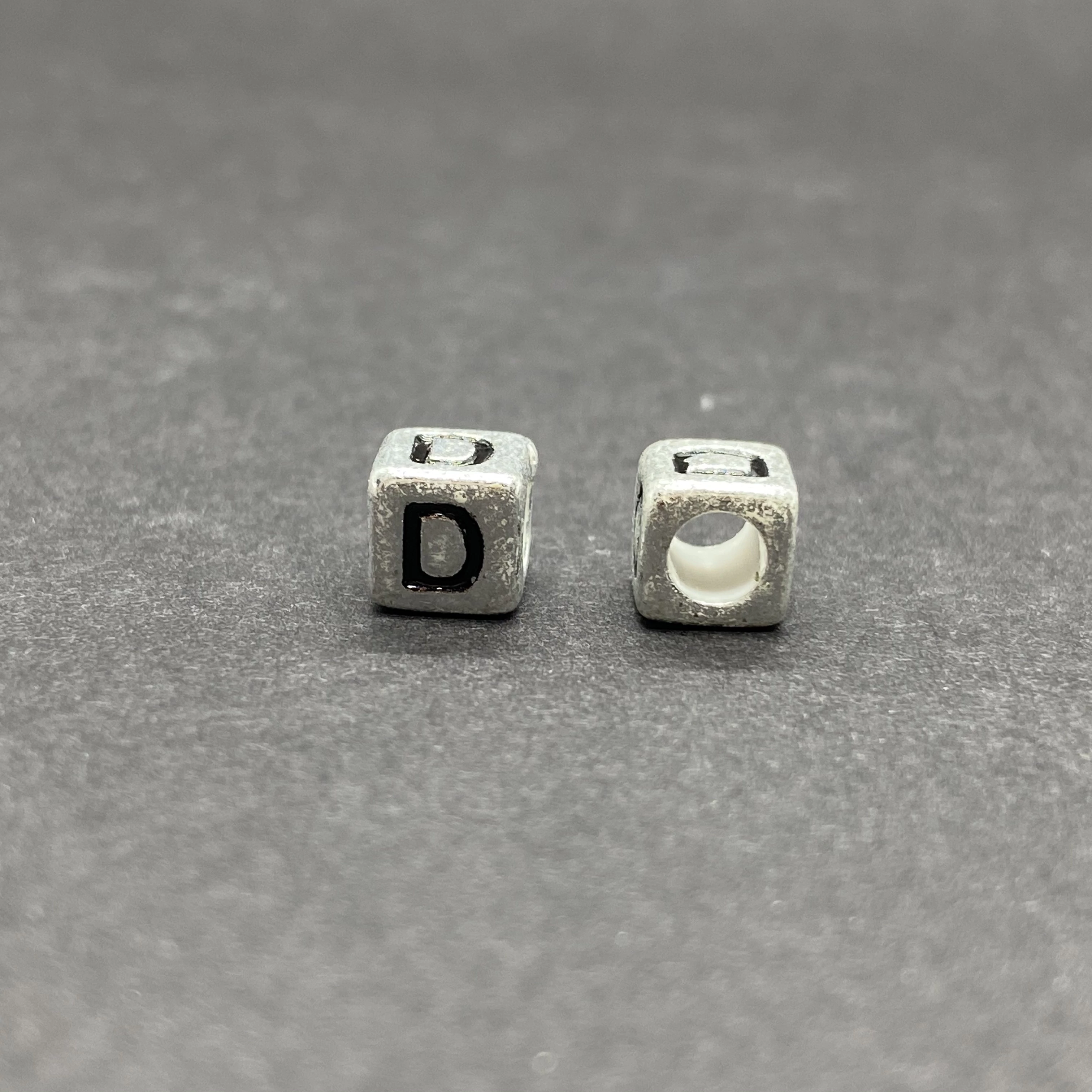 Műanyag ezüst színű d betűgyöngy (6mm)