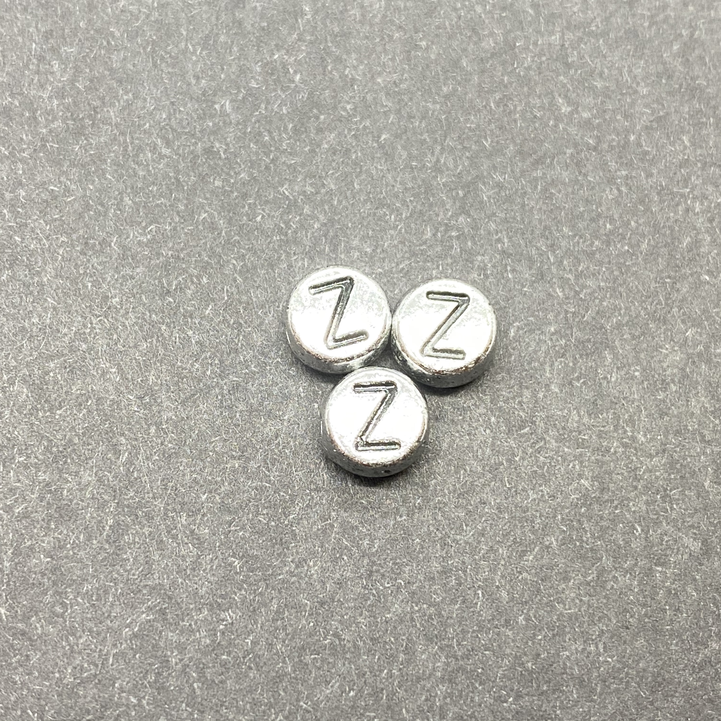 Műanyag ezüst színű kör z betűgyöngy (7mm)