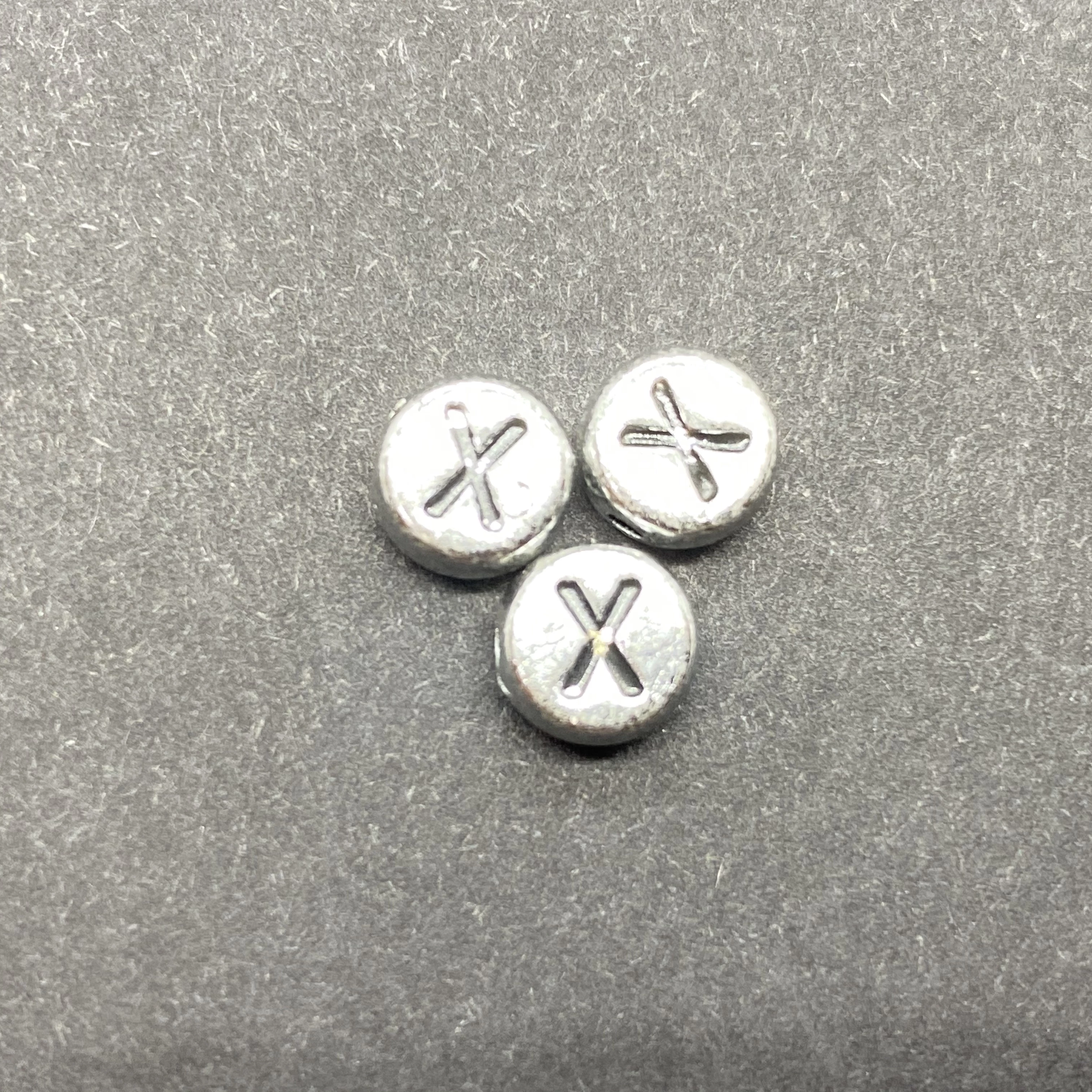 Műanyag ezüst színű kör x betűgyöngy (7mm)