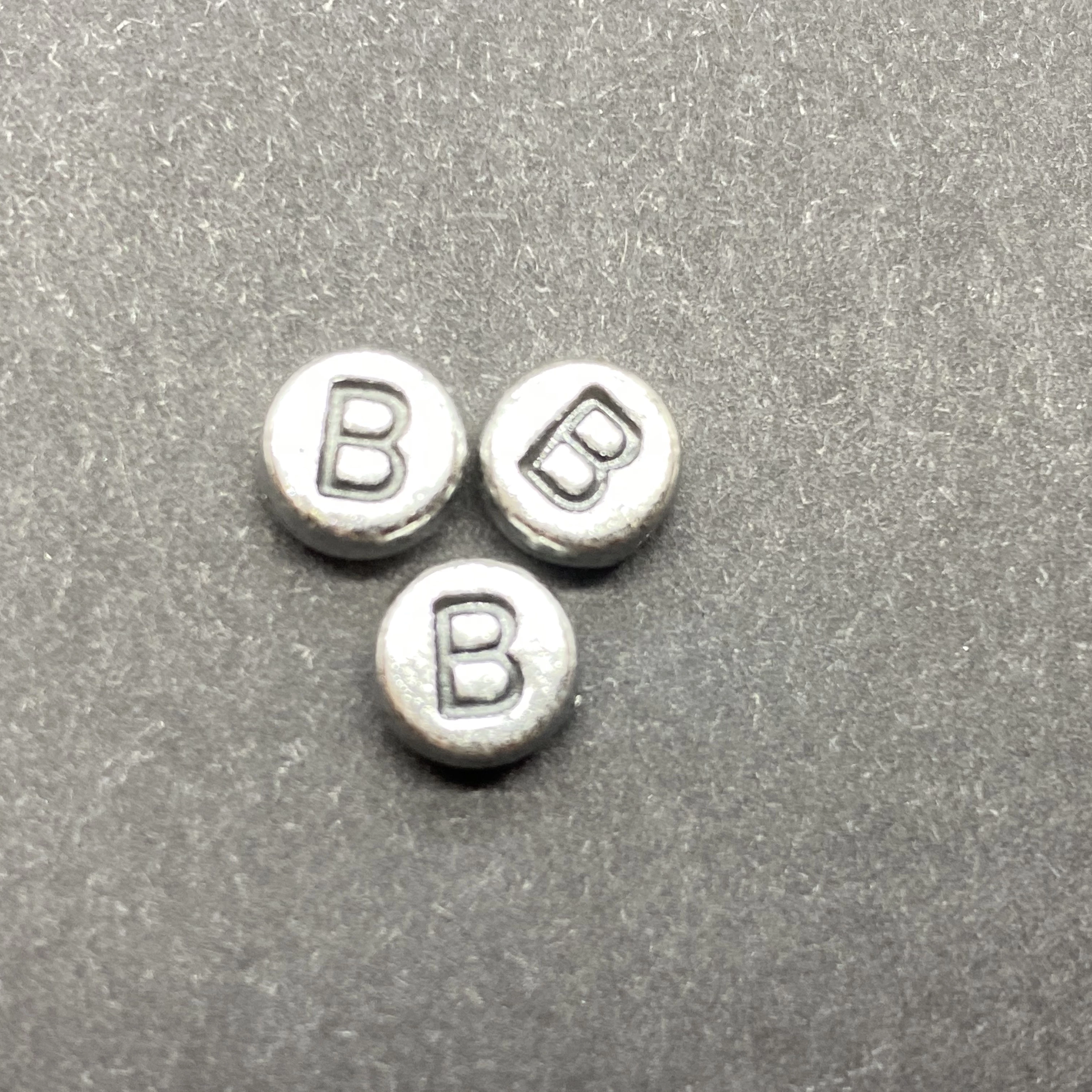 Műanyag ezüst színű kör b betűgyöngy (7mm)