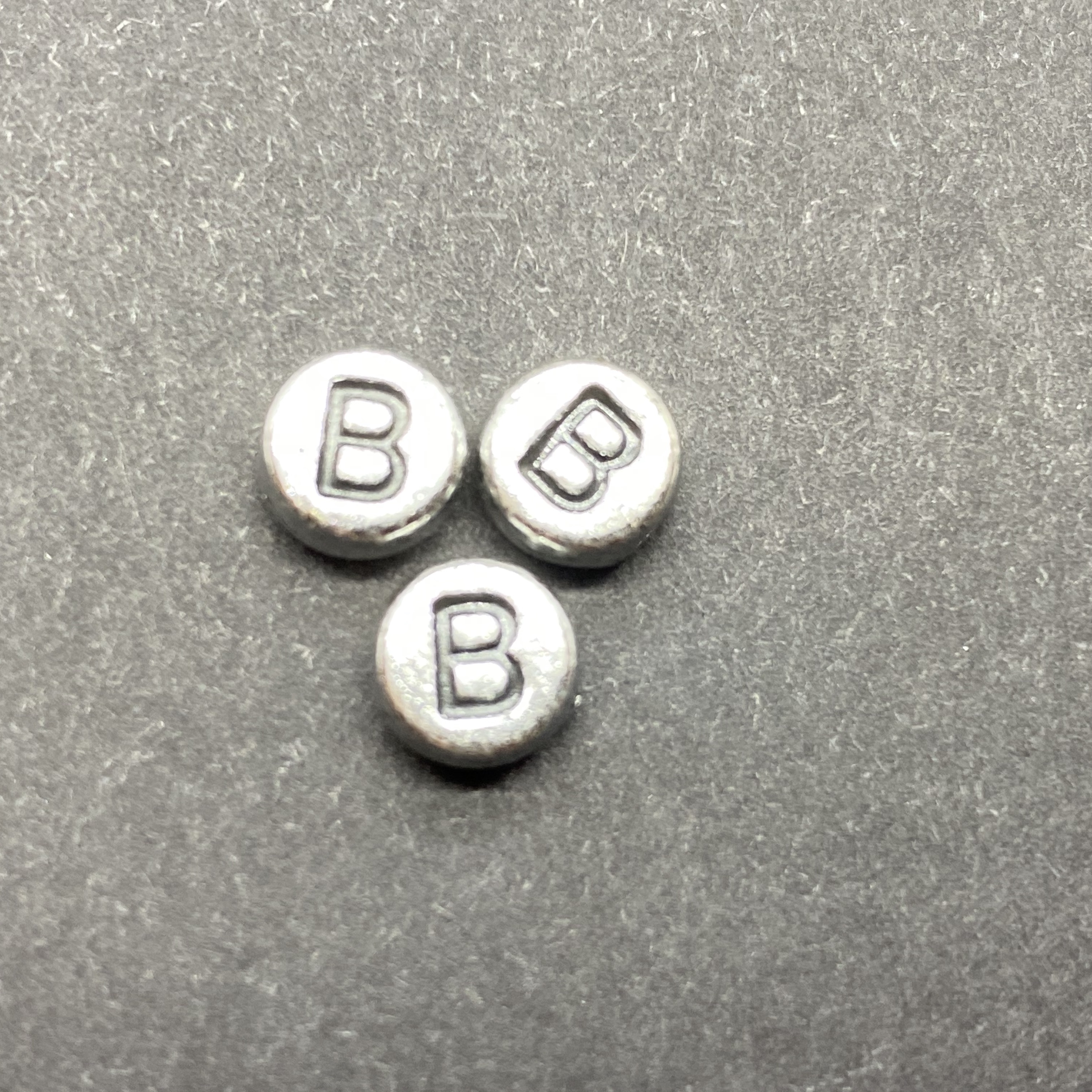 Műanyag ezüst színű kör b betűgyöngy (7mm)