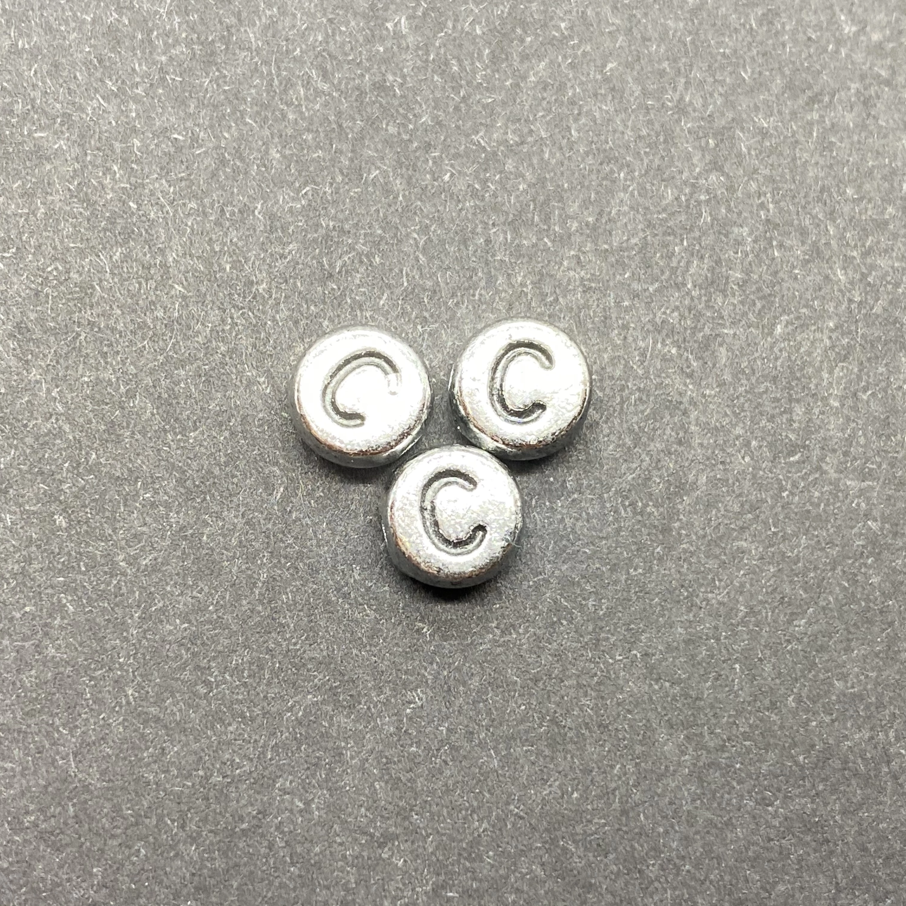 Műanyag ezüst színű kör c betűgyöngy (7mm)