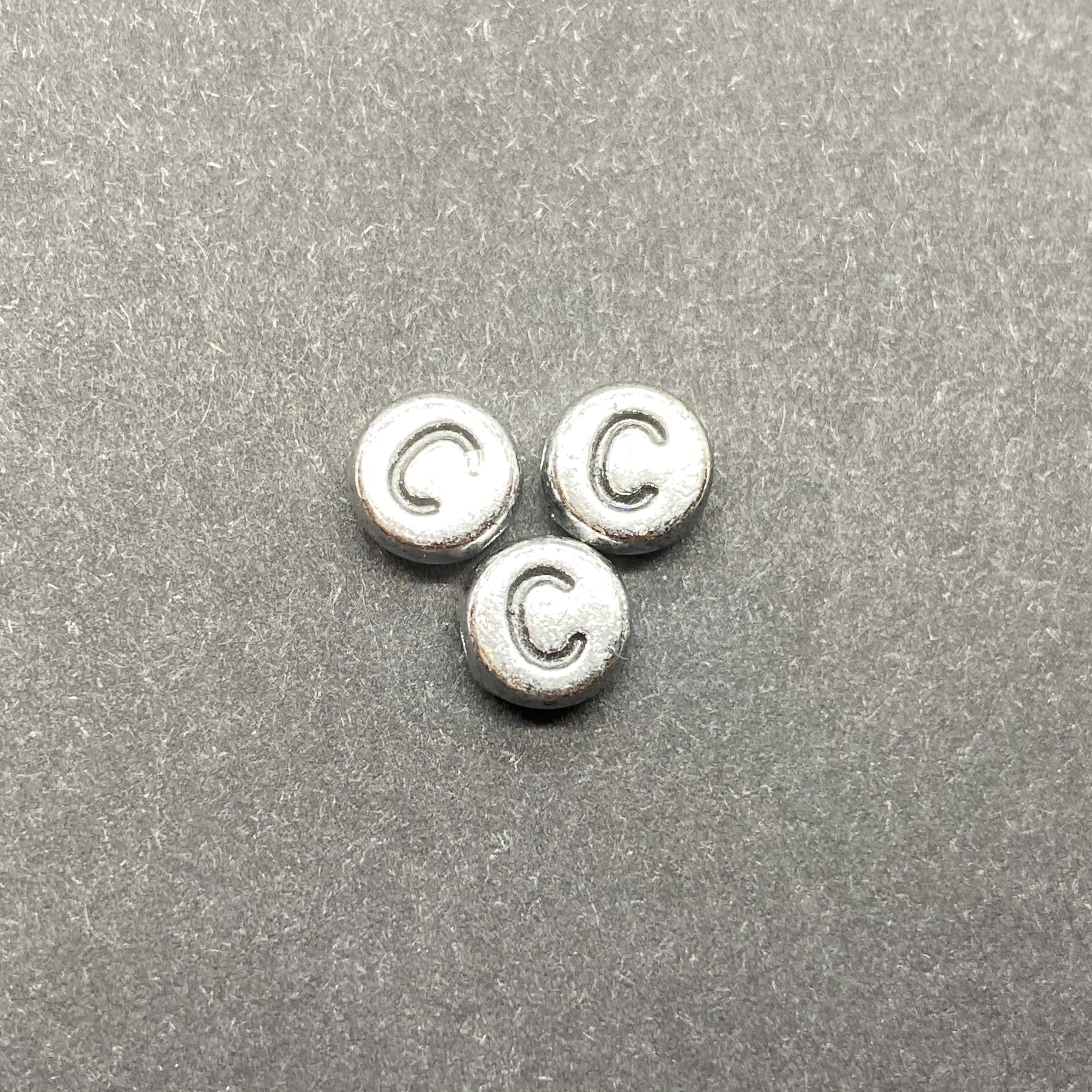 Műanyag ezüst színű kör c betűgyöngy (7mm)