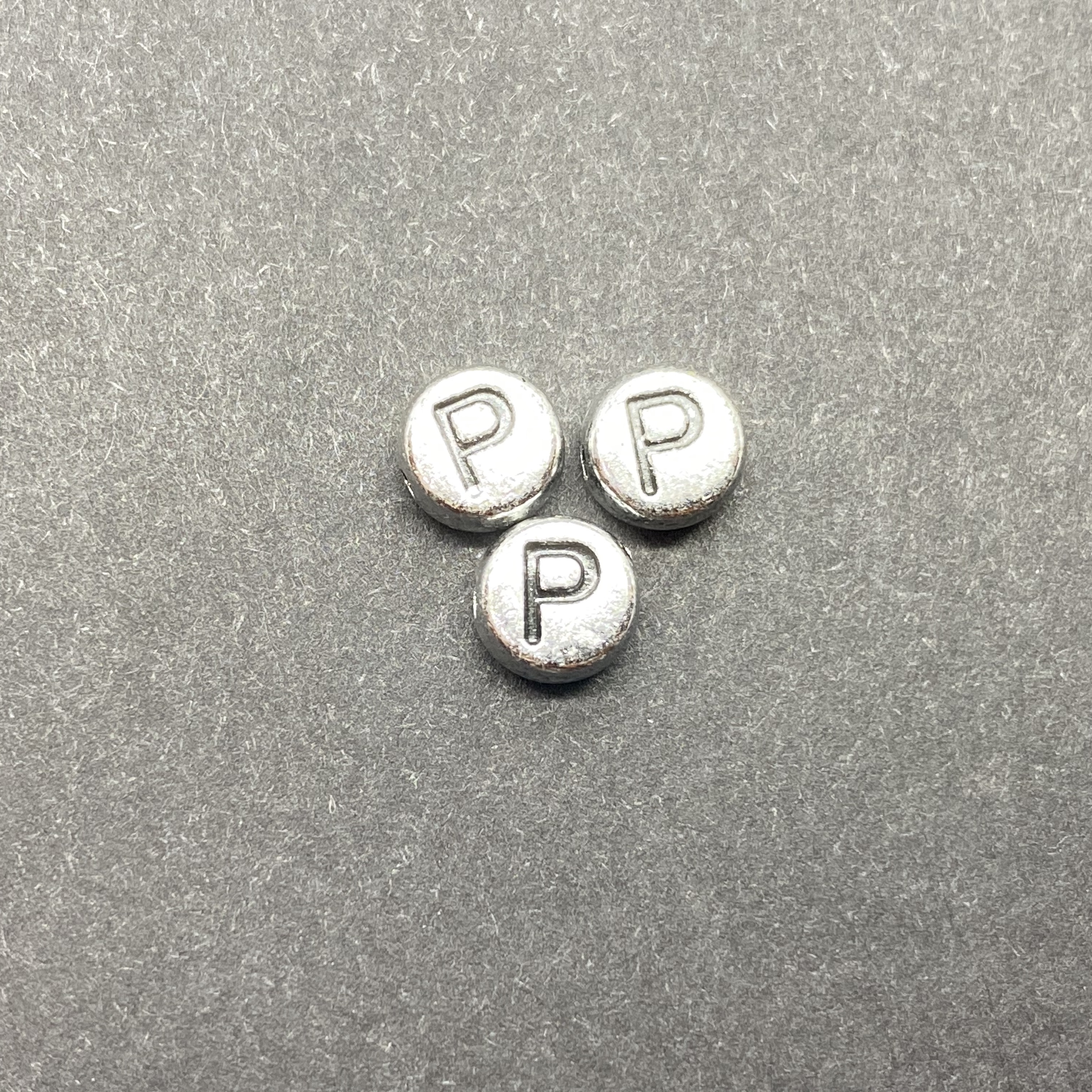 Műanyag ezüst színű kör p betűgyöngy (7mm)