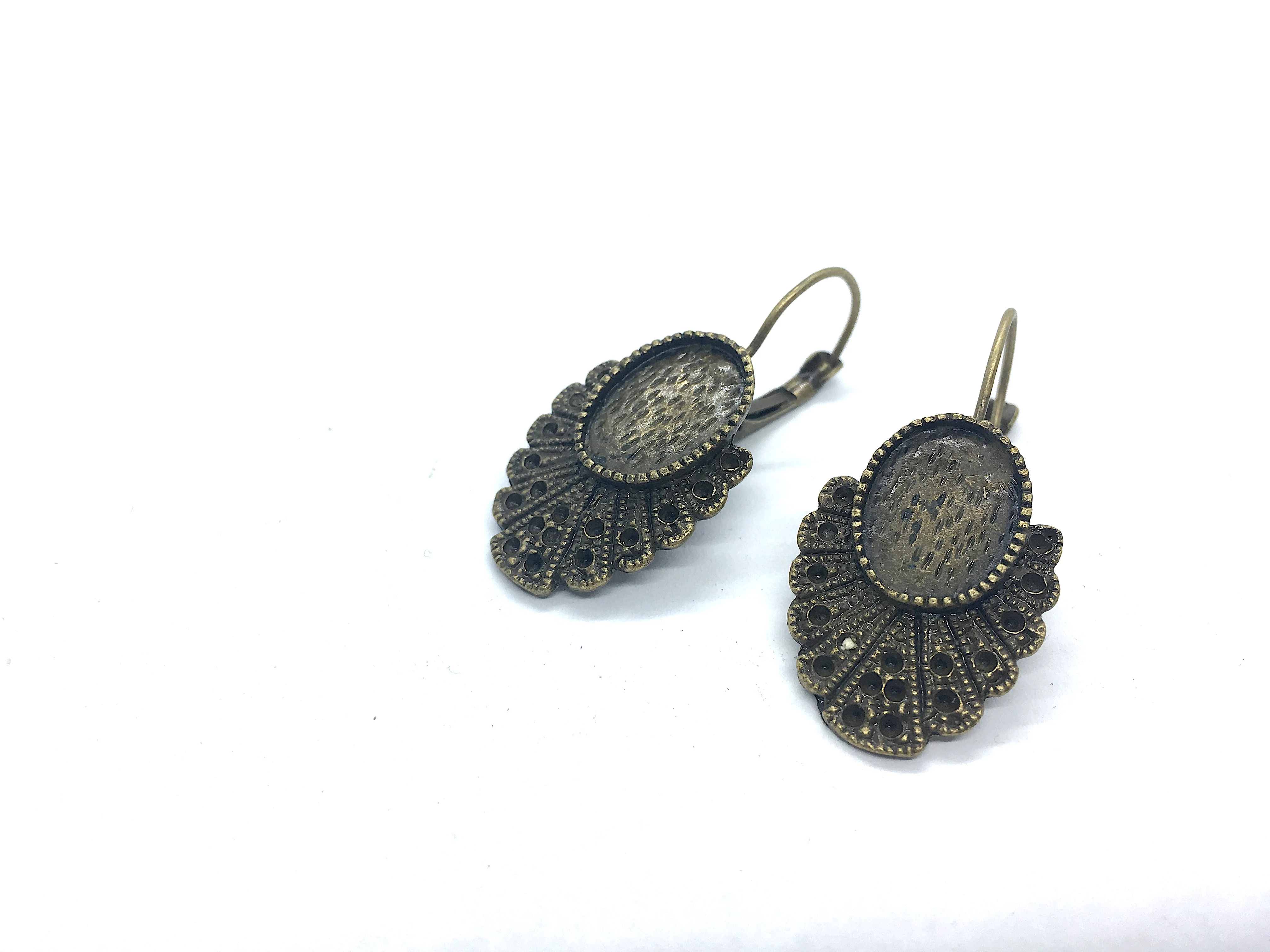Antikolt bronz színű díszes fülbevaló (10x14mm)