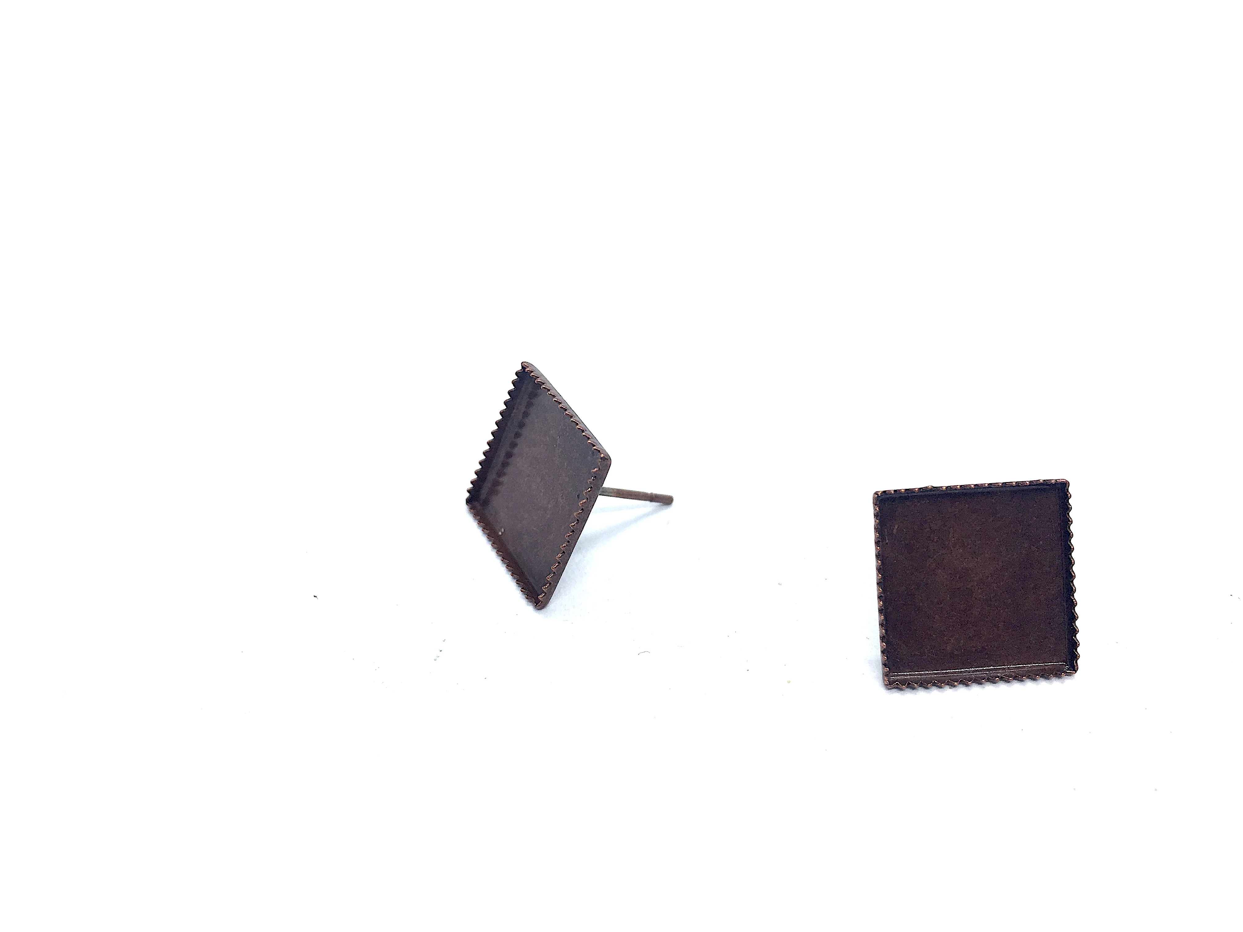 Antikolt bronz színű négyzet fülbevaló (12x12mm)