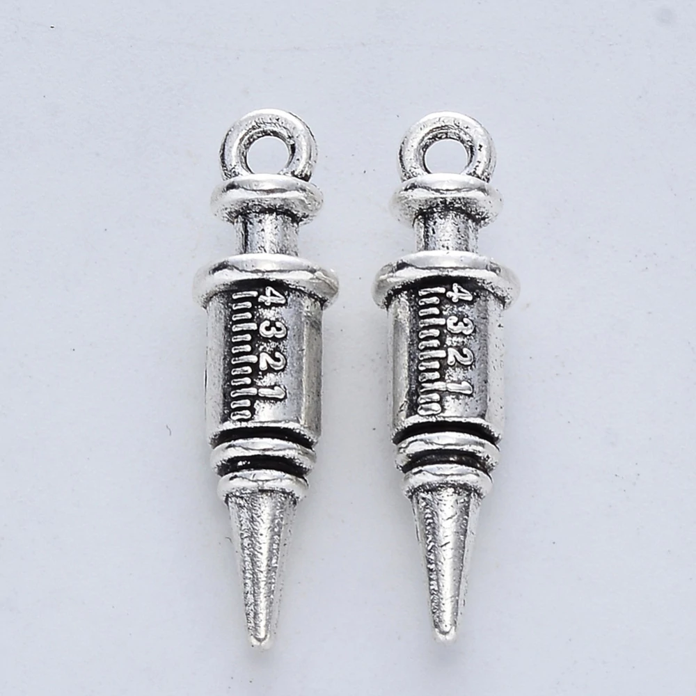 Antikolt ezüst színű fecskendő / injekciós tű fityegő/2db