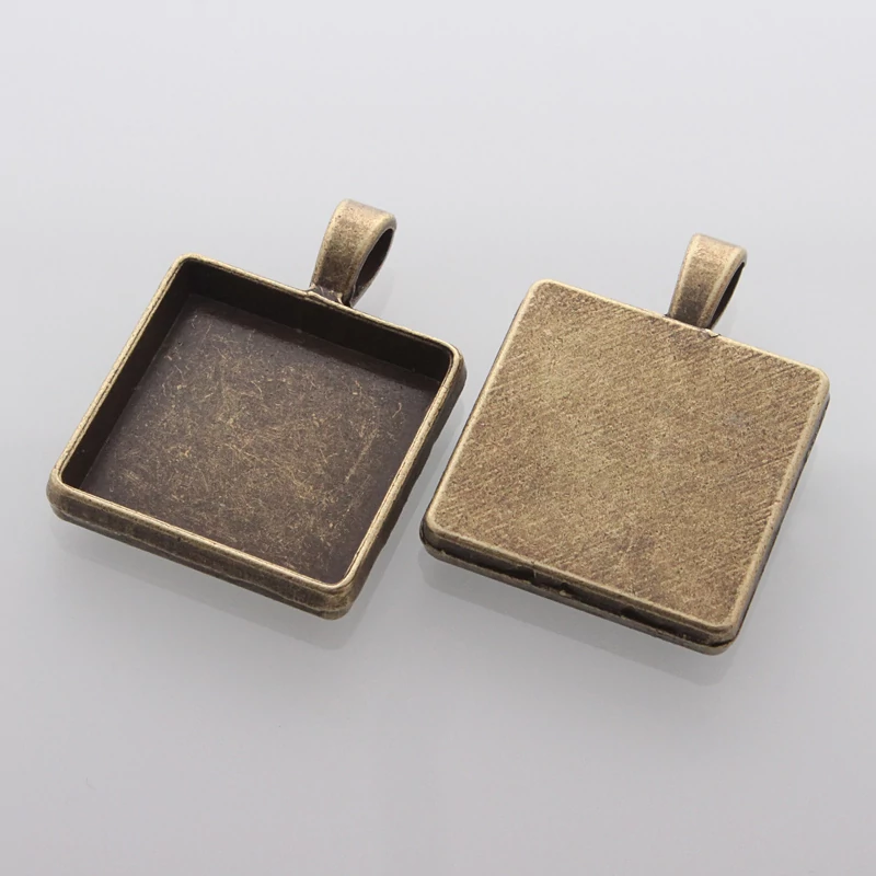 Antikolt bronz színű négyzetes medálalap (20x20mm)